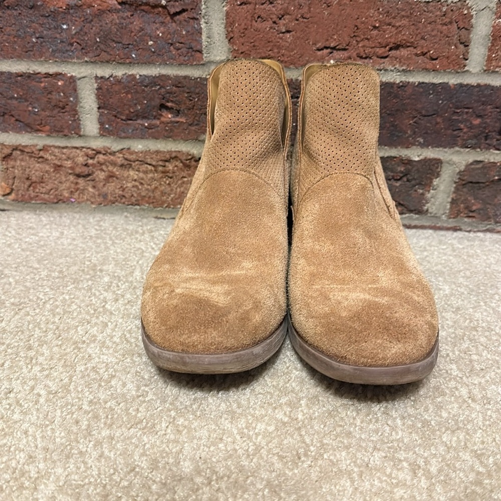 Women’s SZ 8.5 tan suede Korks ankle boots. 2” heel. - Picture 5 of 7